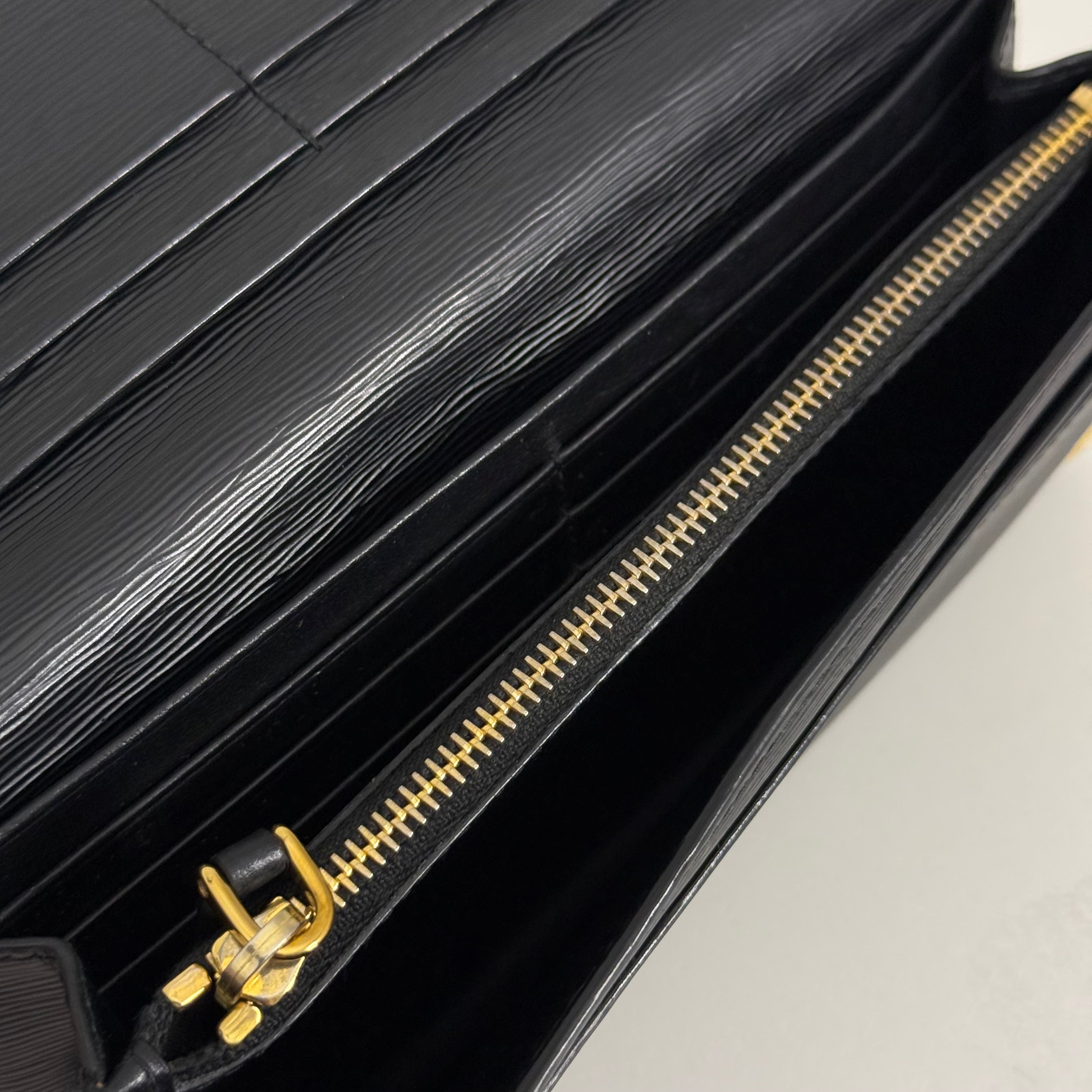Vitello Move Wallet w/ Chain