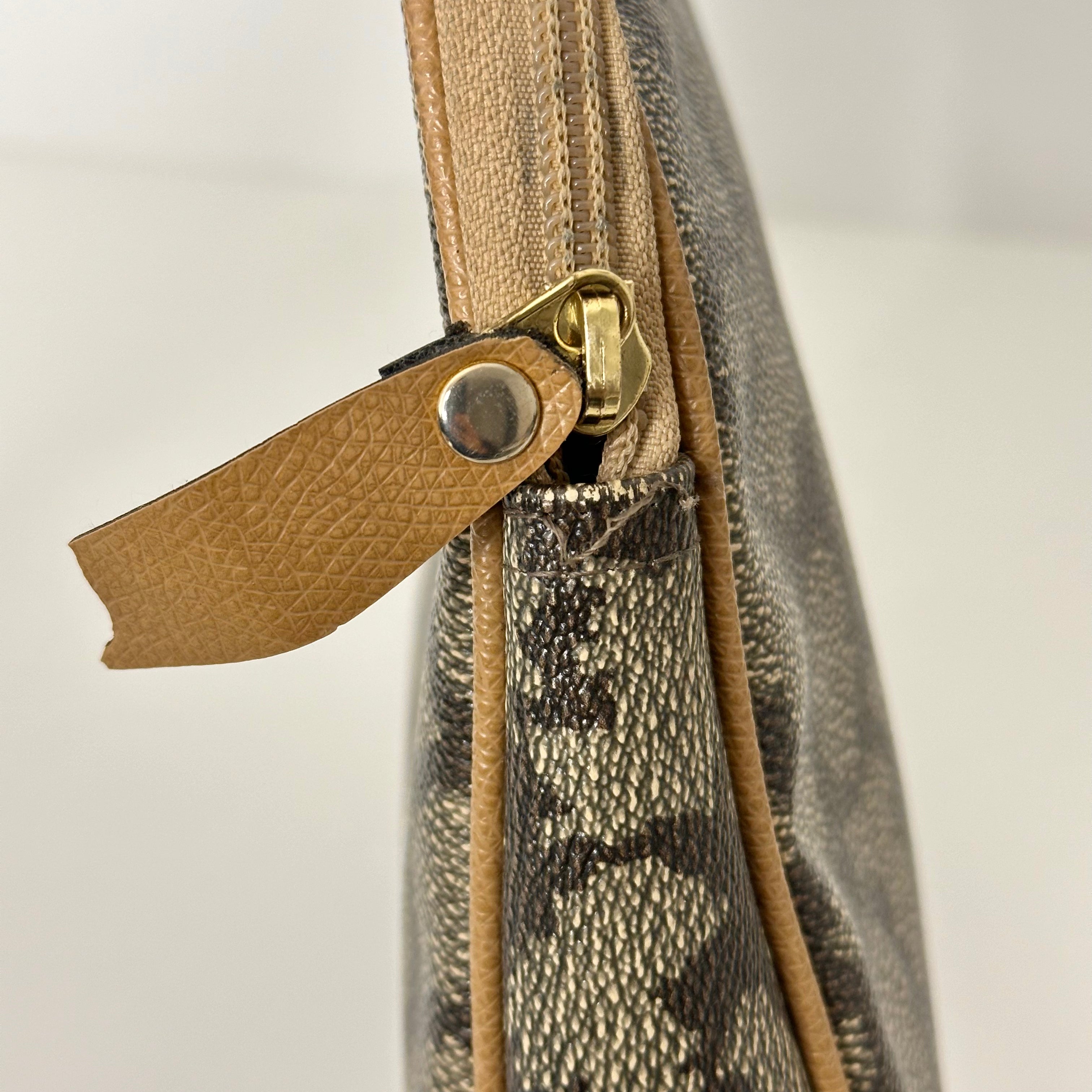 Giraffe Pouch