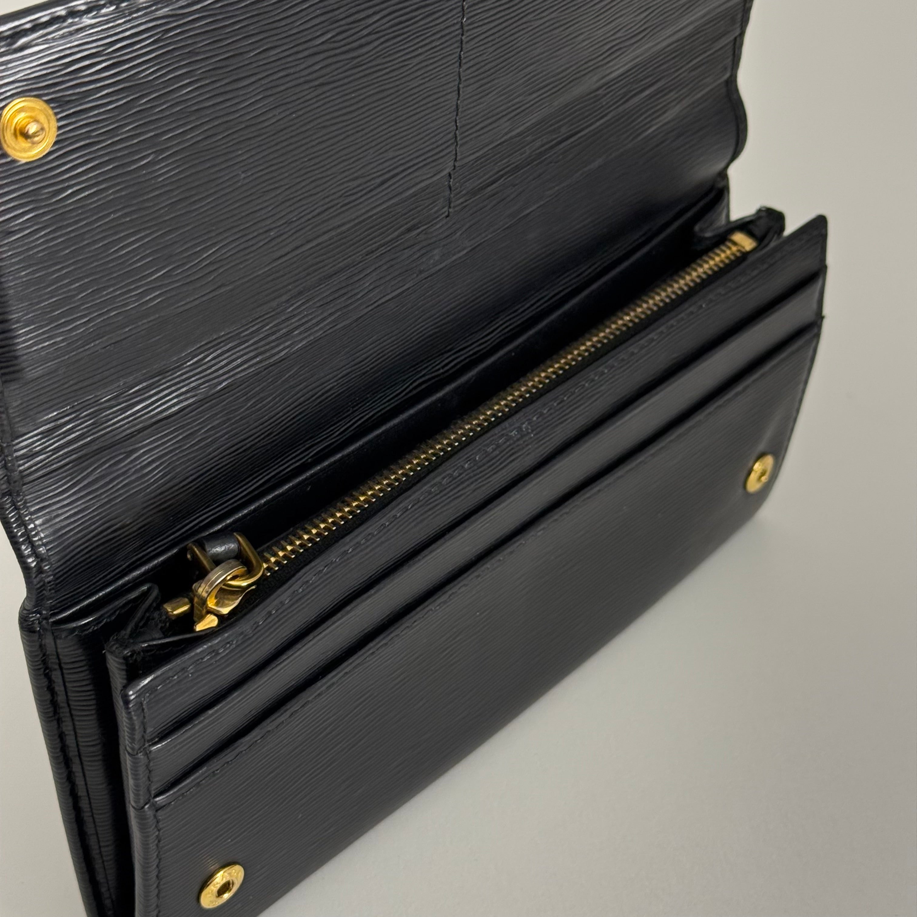 Vitello Move Wallet w/ Chain