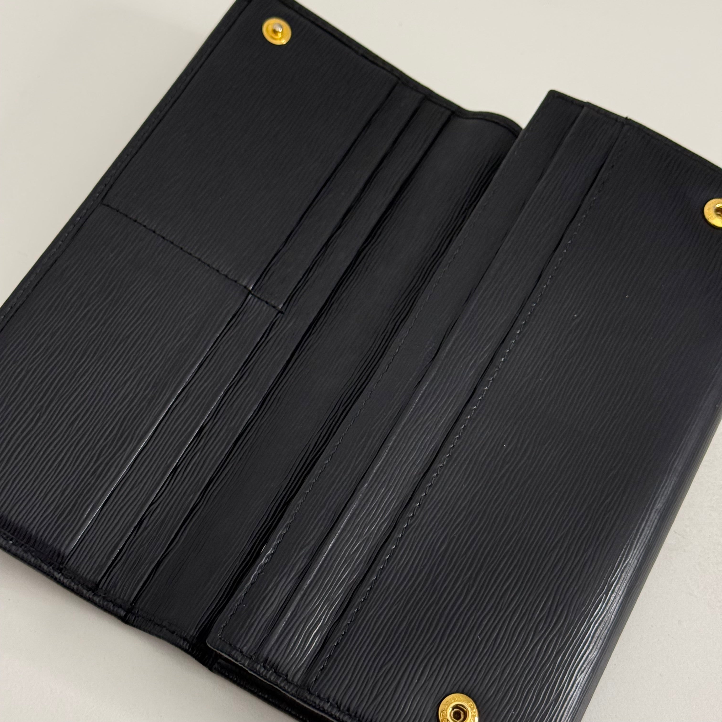 Vitello Move Wallet w/ Chain