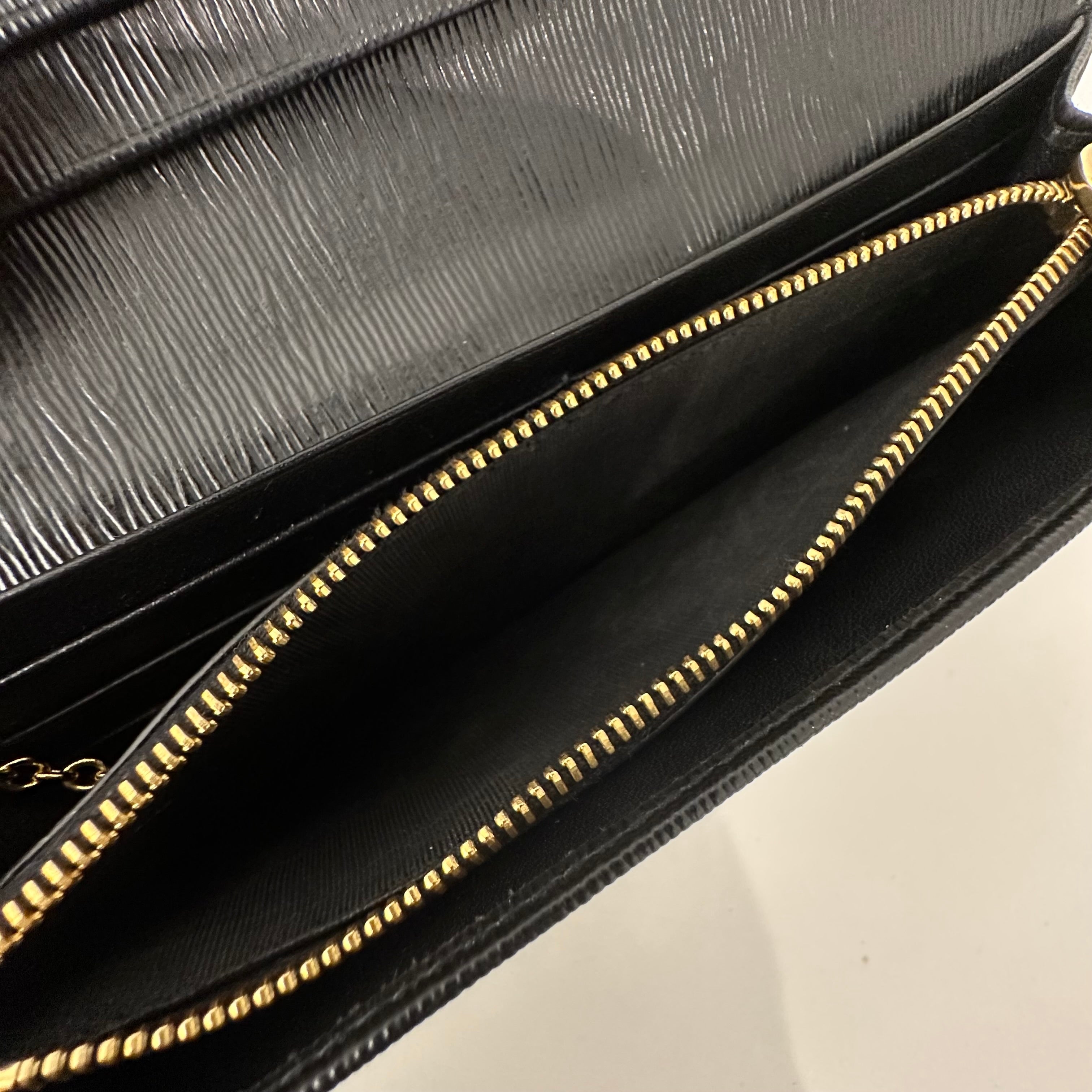 Vitello Move Long Wallet w/ Chain