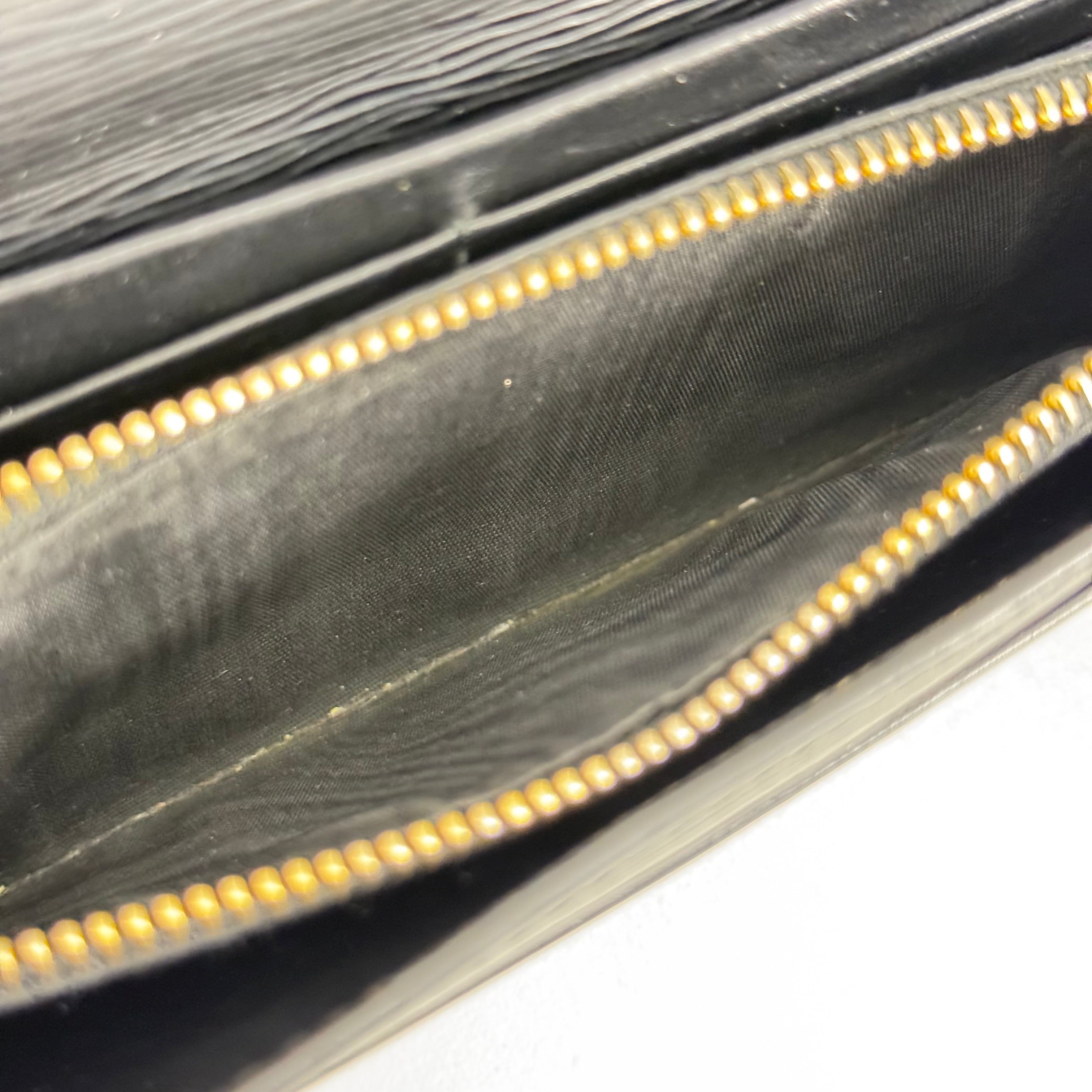 Vitello Move Wallet w/ Chain