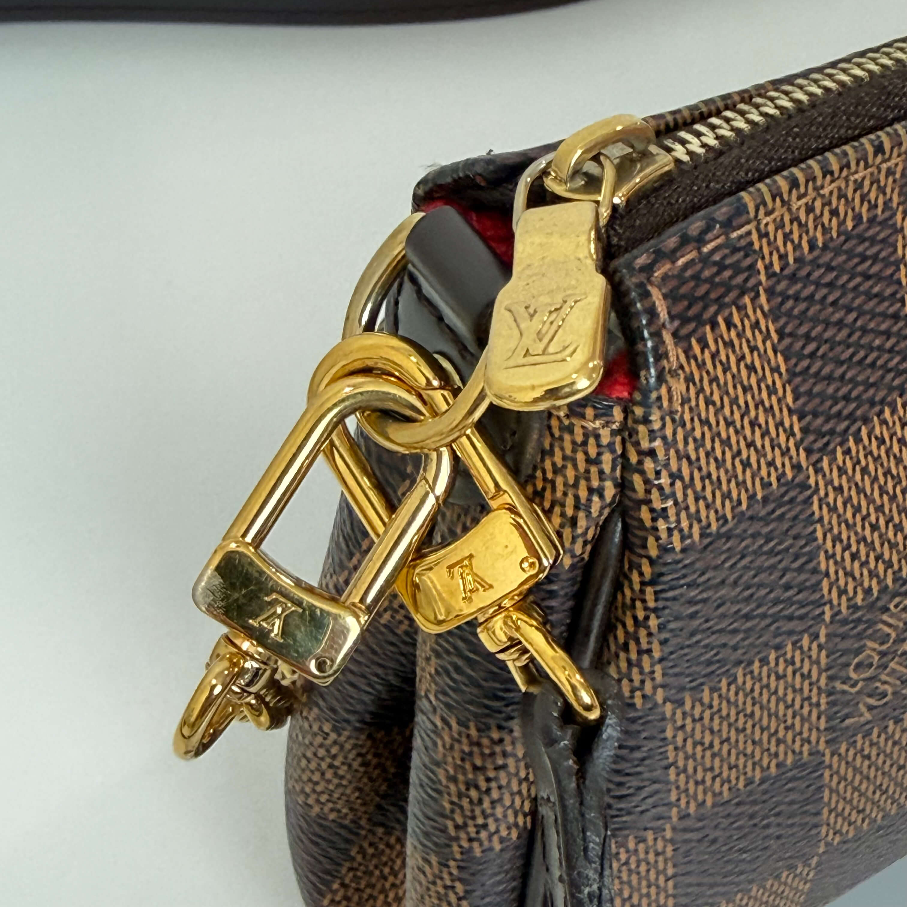 Eva Pochette
