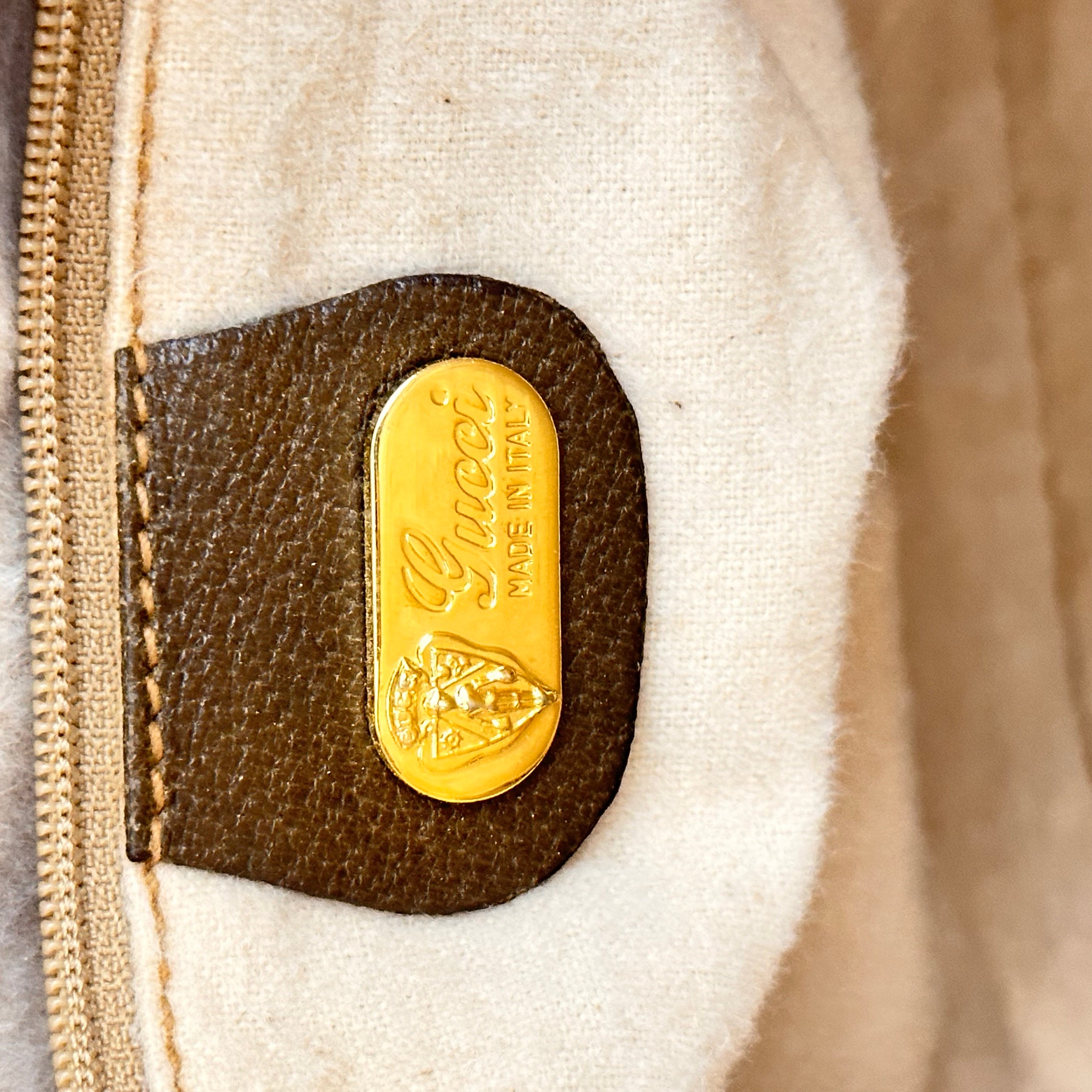 GG Supreme Shoulder Bag
