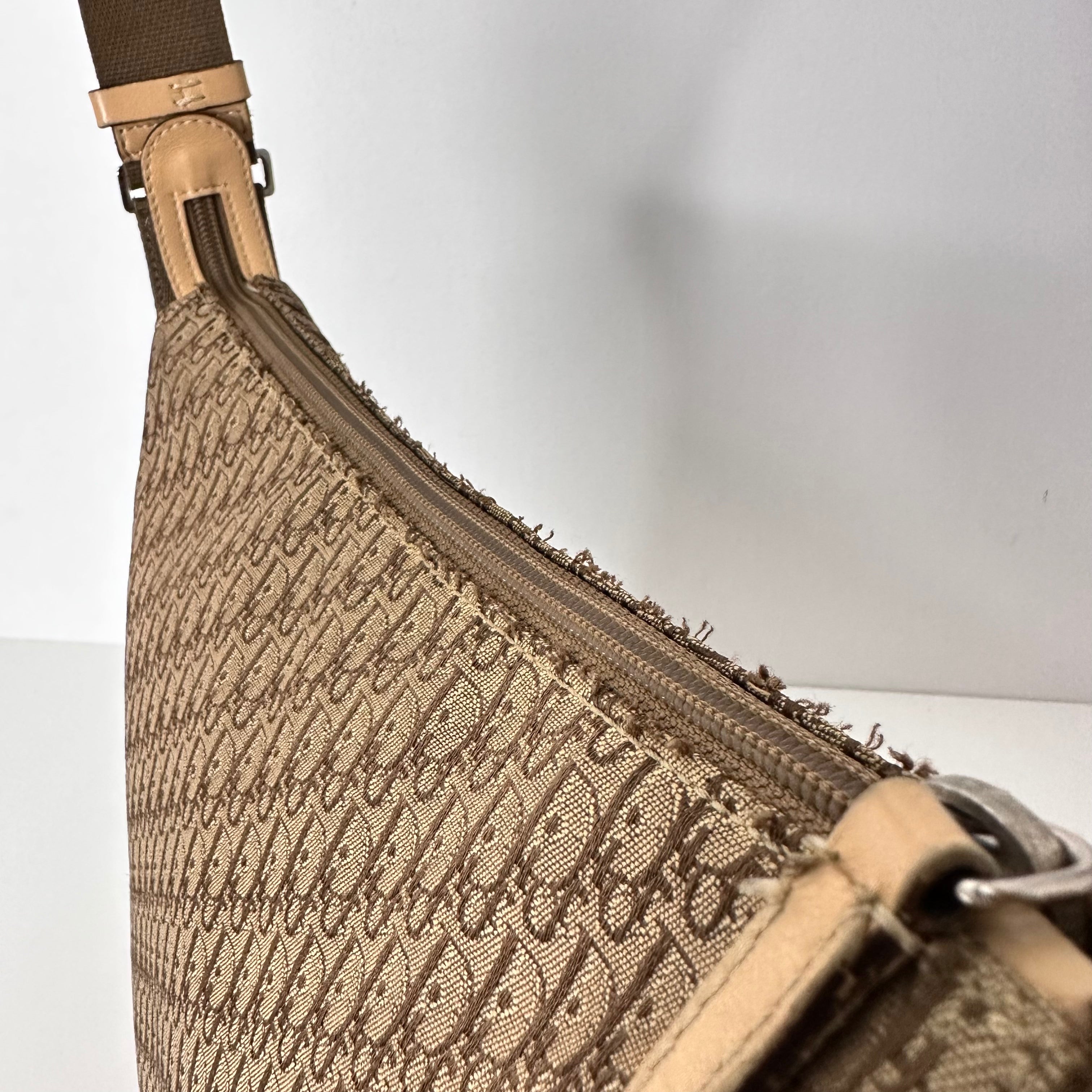 Trotter Messenger Bag
