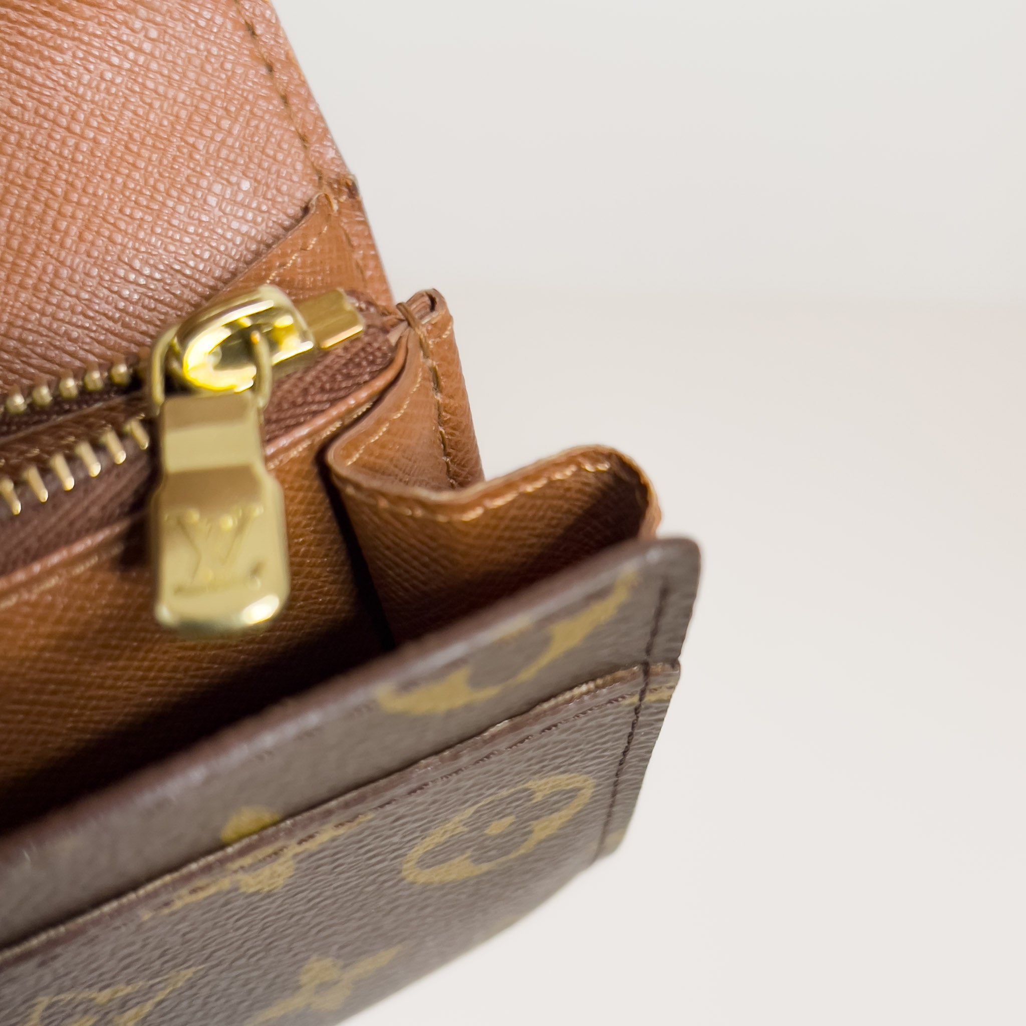 Monogram Wallet on Chain